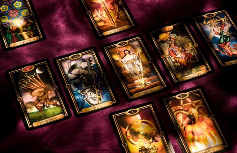 Tarot e Baralho Cigano: Entenda as Diferenças